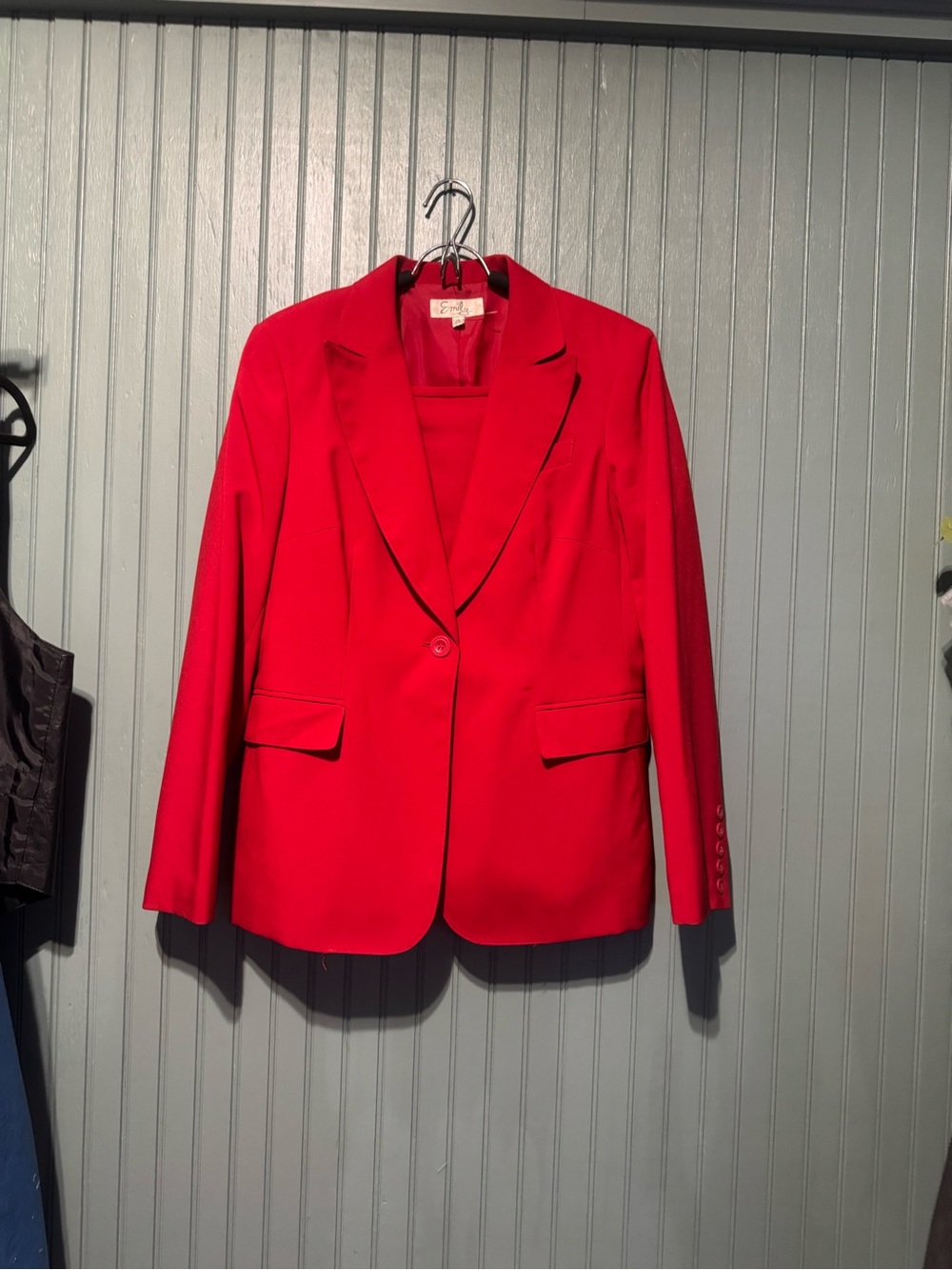 Elegant Red Single-Button Women’s Blazer